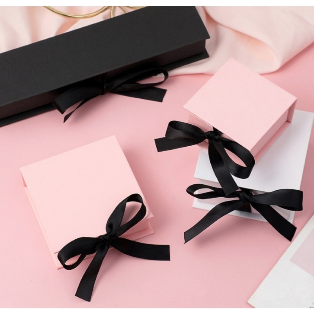cutie decorativa pentru bijuterii inel sau cercei 5 x 5 x 35 cm cu funda neagra gonga 1